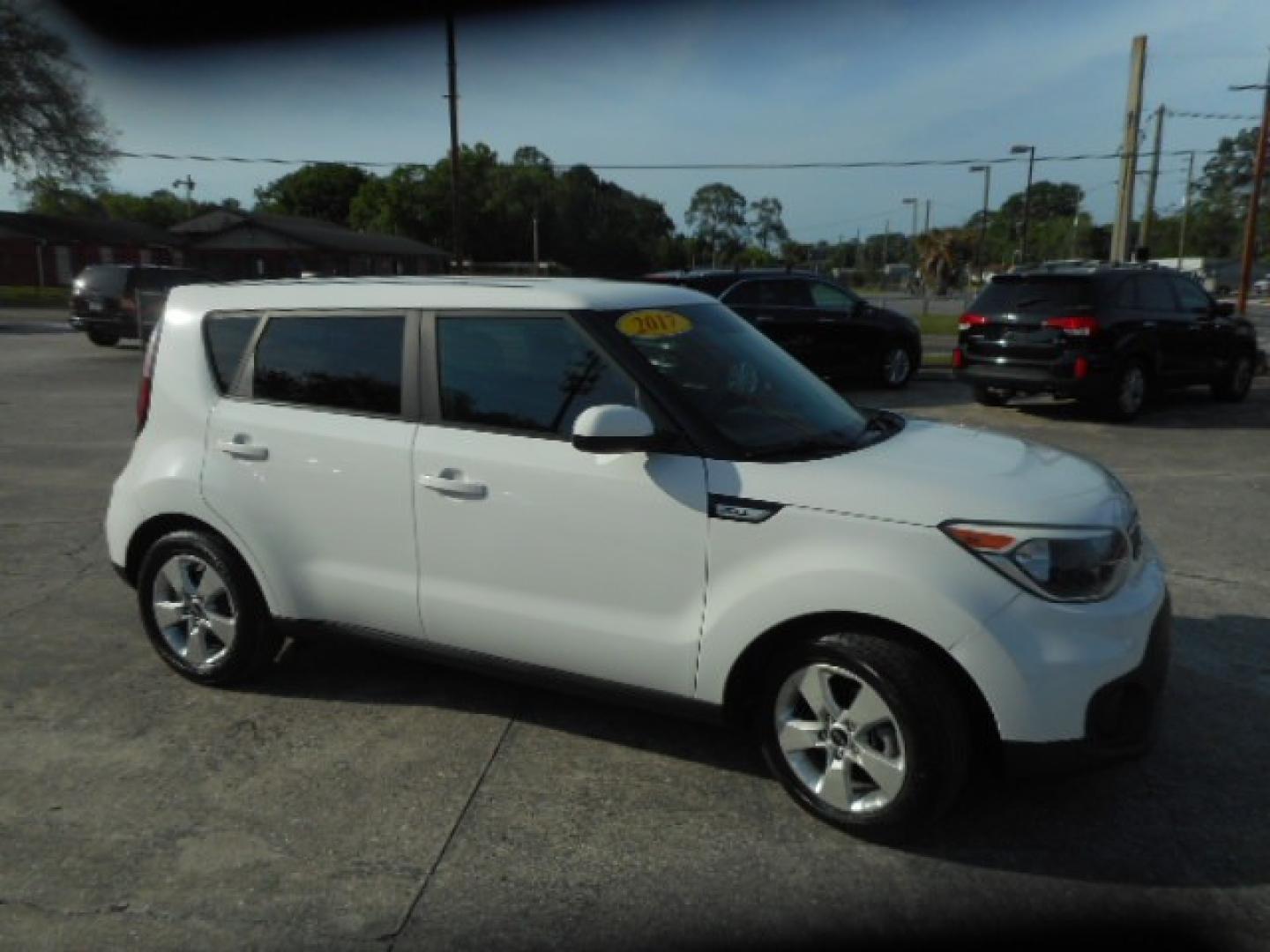 2017 WHITE KIA SOUL BASE (KNDJN2A25H7) , located at 1200 Cassat Avenue, Jacksonville, FL, 32205, (904) 695-1885, 30.302404, -81.731033 - Photo#2